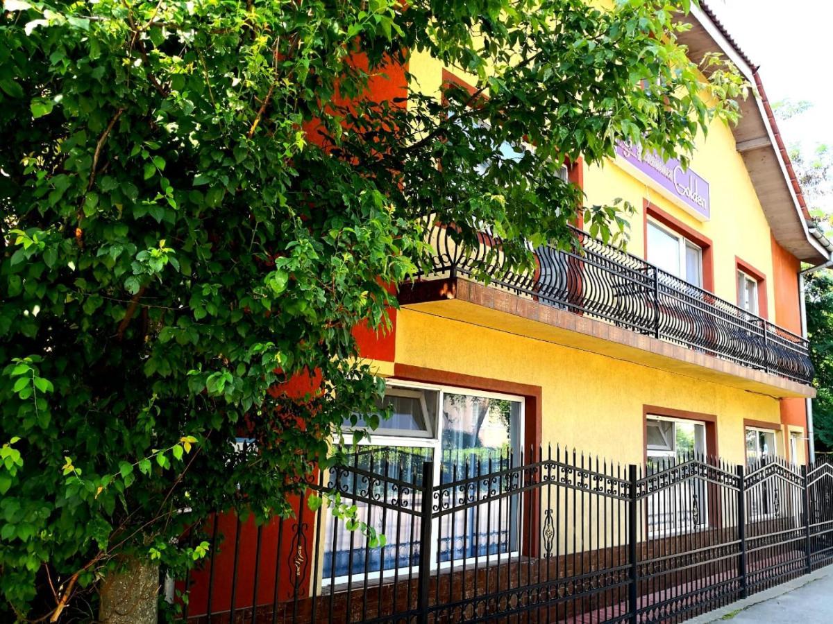 Golden Pension Тиргу-Жіу Екстер'єр фото
