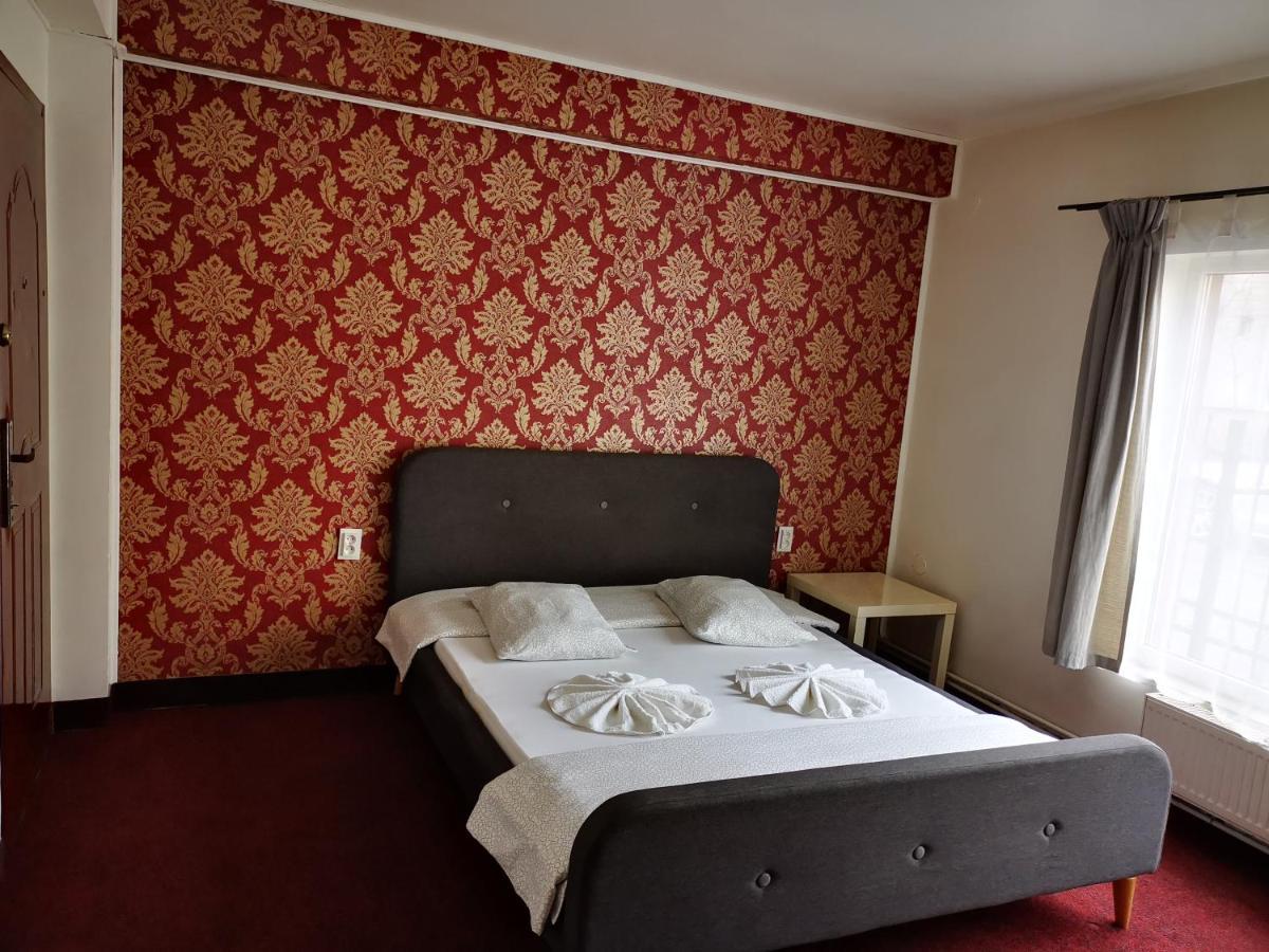 Golden Pension Тиргу-Жіу Екстер'єр фото